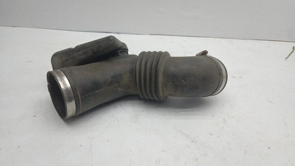 Air intake hose/pipe B030