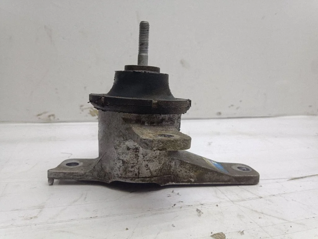Engine mount bracket MR594202