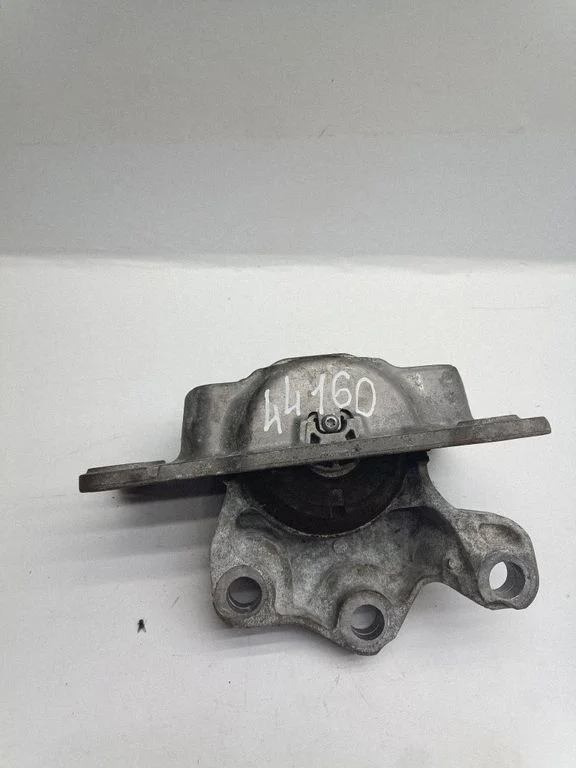 Engine mount bracket 31339949
