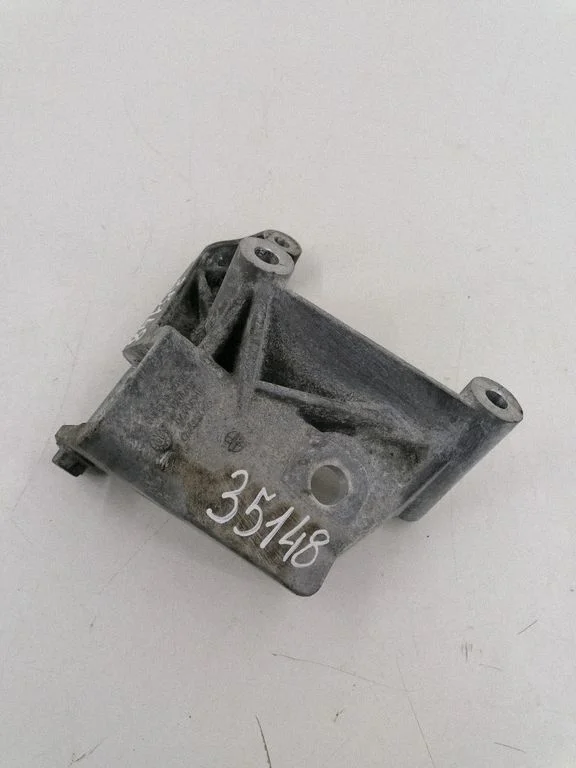 Engine mounting bracket 31430470