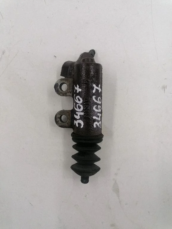 Clutch master cylinder – Toyota Avensis T250 (2006-2009)