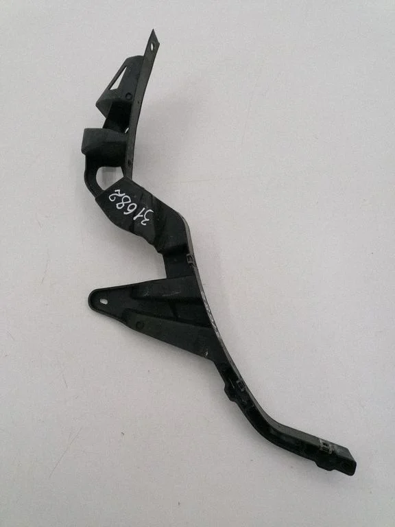 Priekšējā bampera turētājs 8Z0854730