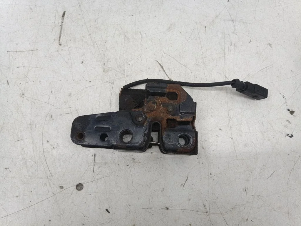 Engine bonnet/hood lock/catch