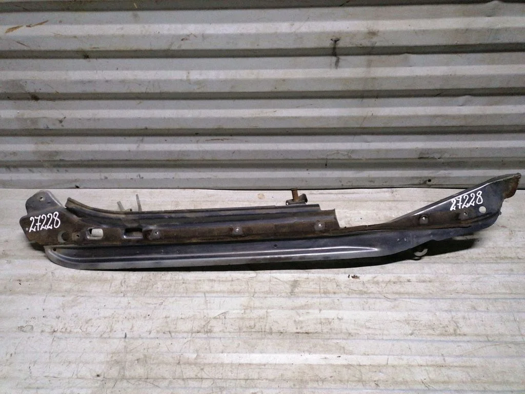 Fender mounting bracket 7L6805175D