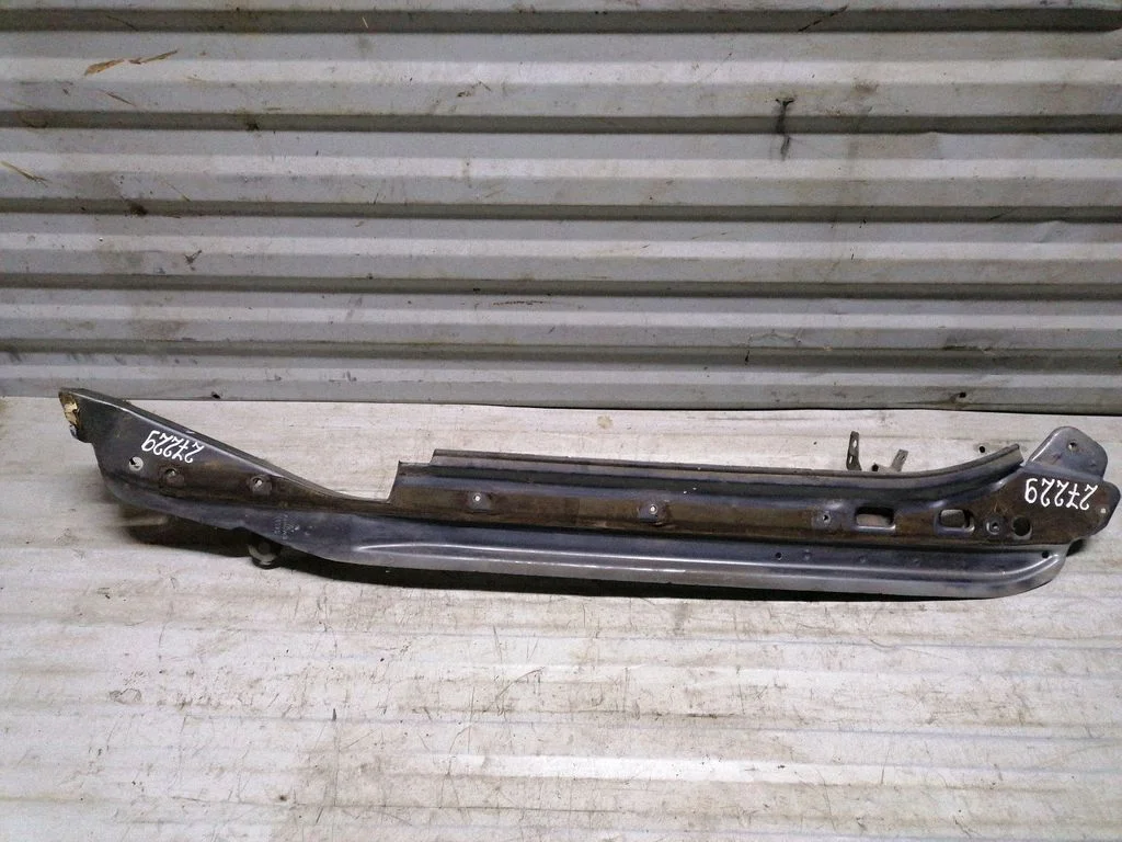 Fender mounting bracket 7L6805176D