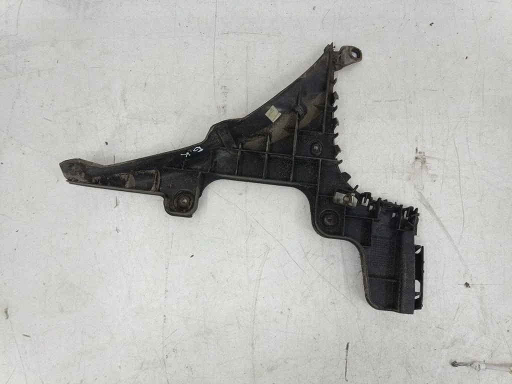 Rear bumper mounting bracket 8P3807377B