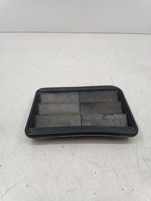 Quarter panel pressure vent 64229176945