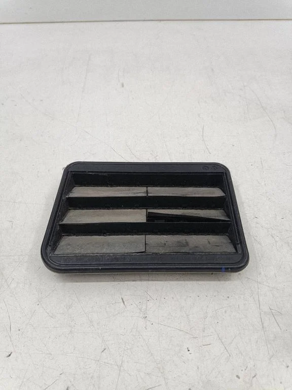 Quarter panel pressure vent 64229176945