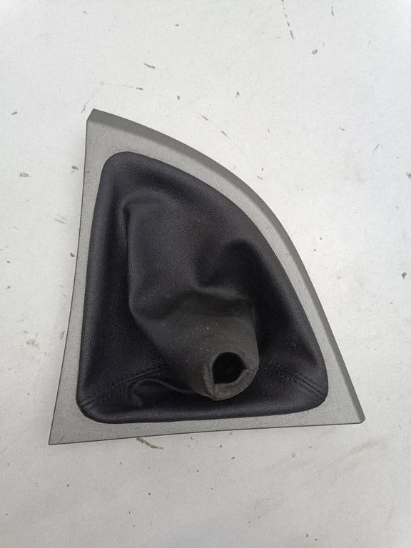 Pārnesumu pārslēga sviras apdare (plastmasas) – BMW 1. sērija E81 E87 (2004-2011)