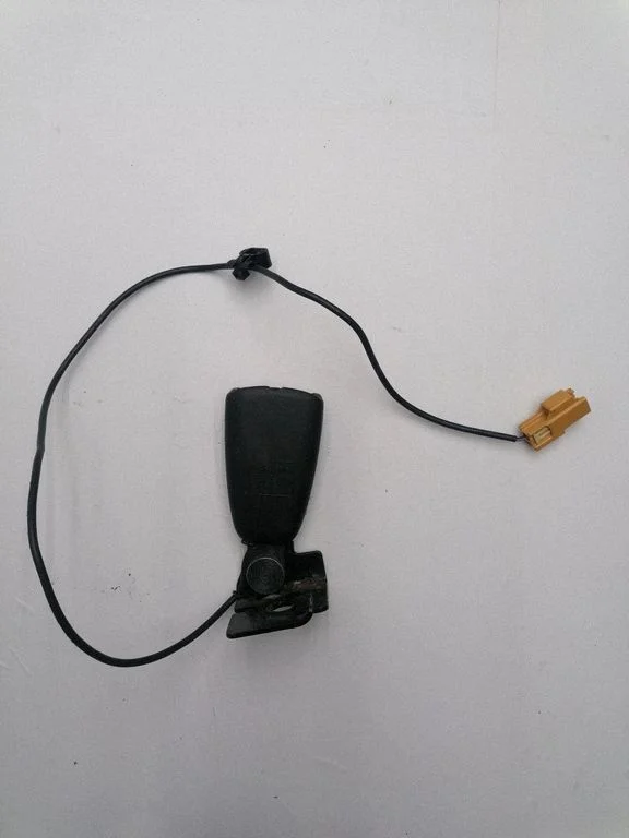 Rear seatbelt buckle