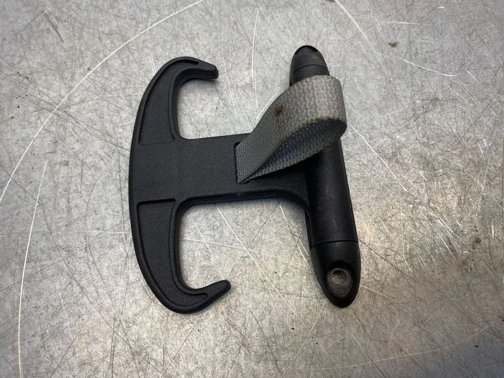 Tie down hook / loop 6Y5867615BB41
