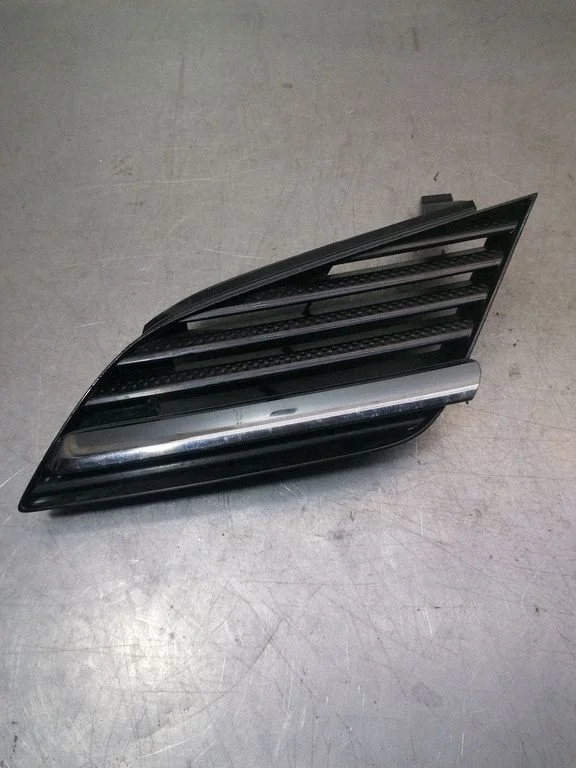 Atrapa przednia (grill) 62330AU300