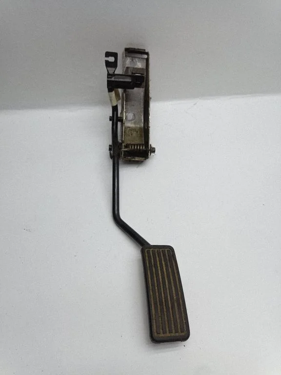 Accelerator throttle pedal