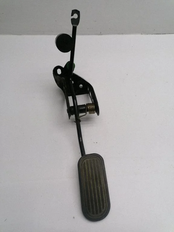 Accelerator throttle pedal
