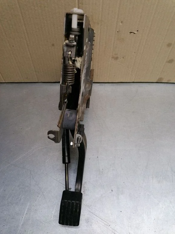 Handbrake/parking brake lever assembly – Volkswagen Touareg I (2002-2010)