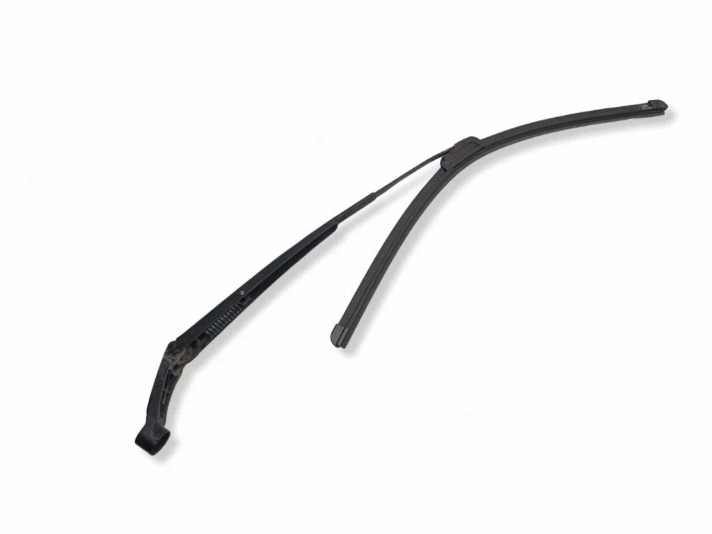 Front wiper blade arm