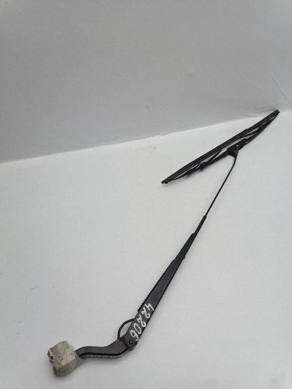 Front wiper blade arm