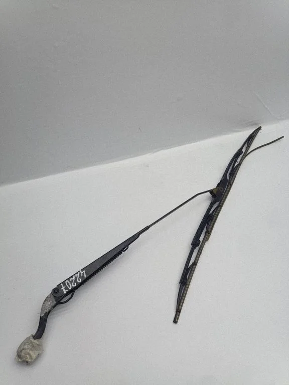 Front wiper blade arm