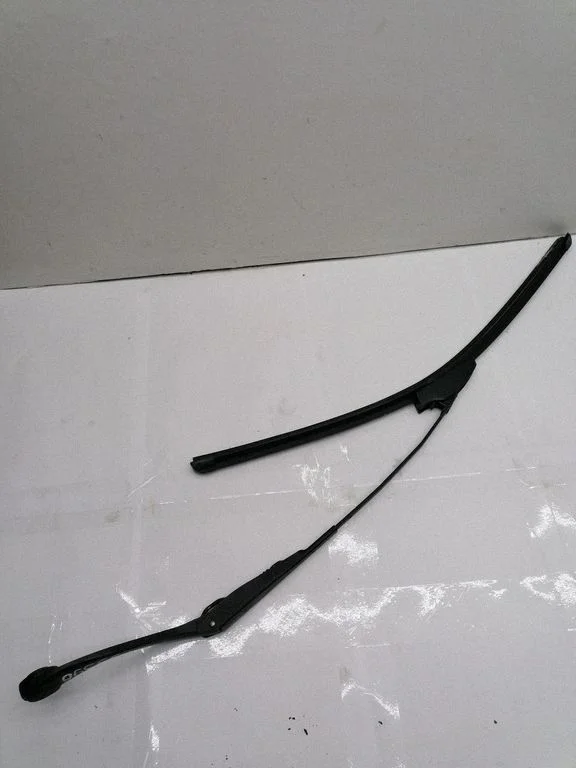 Front wiper blade arm A065