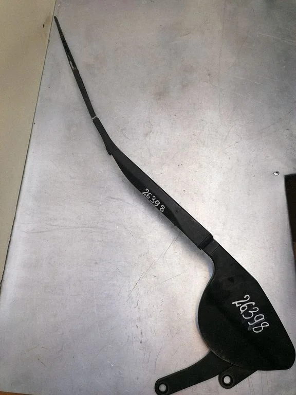 Front wiper blade arm – Toyota Prius (XW10) (1997-2003)