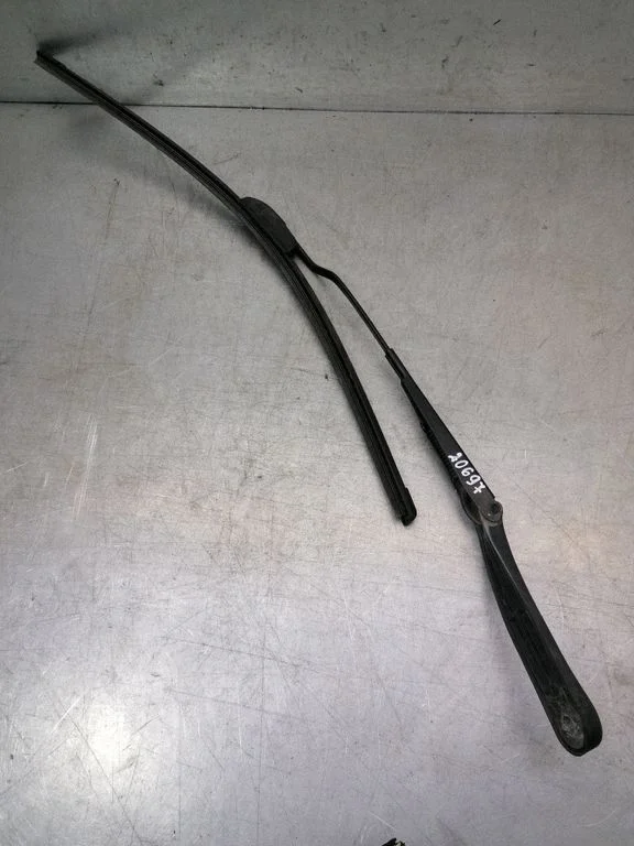 Front wiper blade arm A2038202544