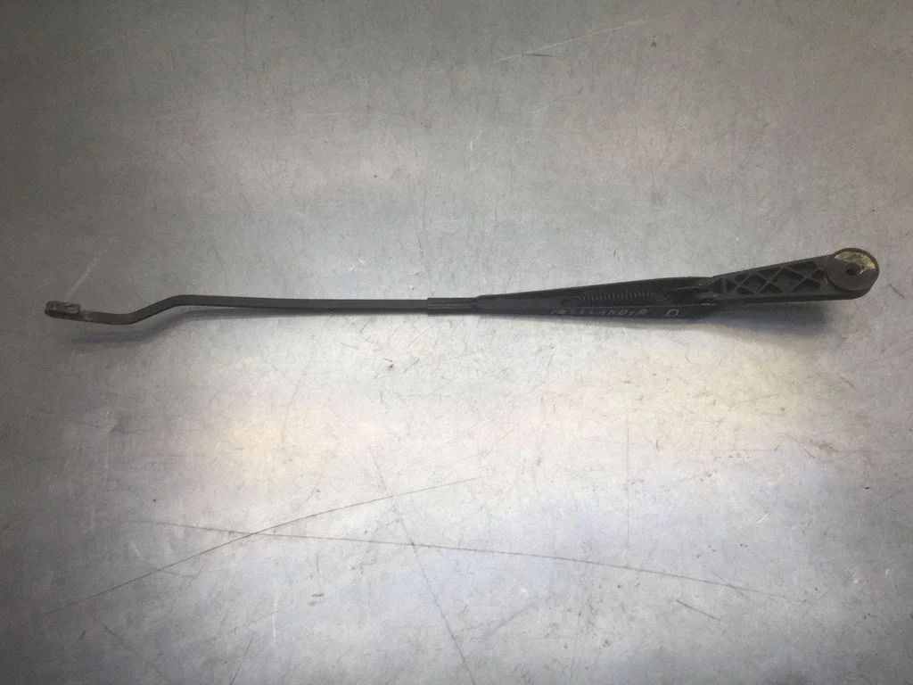 Windshield/front glass wiper blade