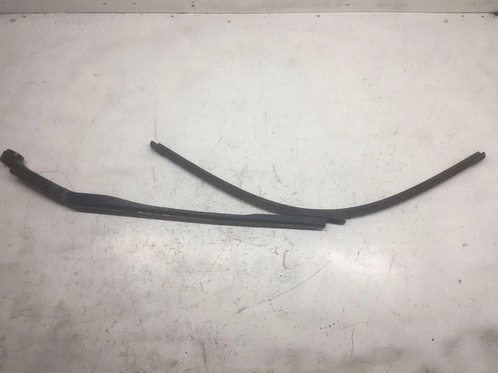 Windshield/front glass wiper blade
