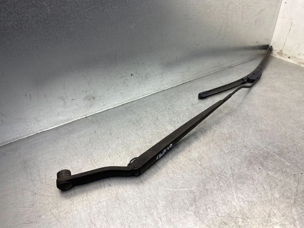 Windshield/front glass wiper blade – KIA Sorento (2002-2009)