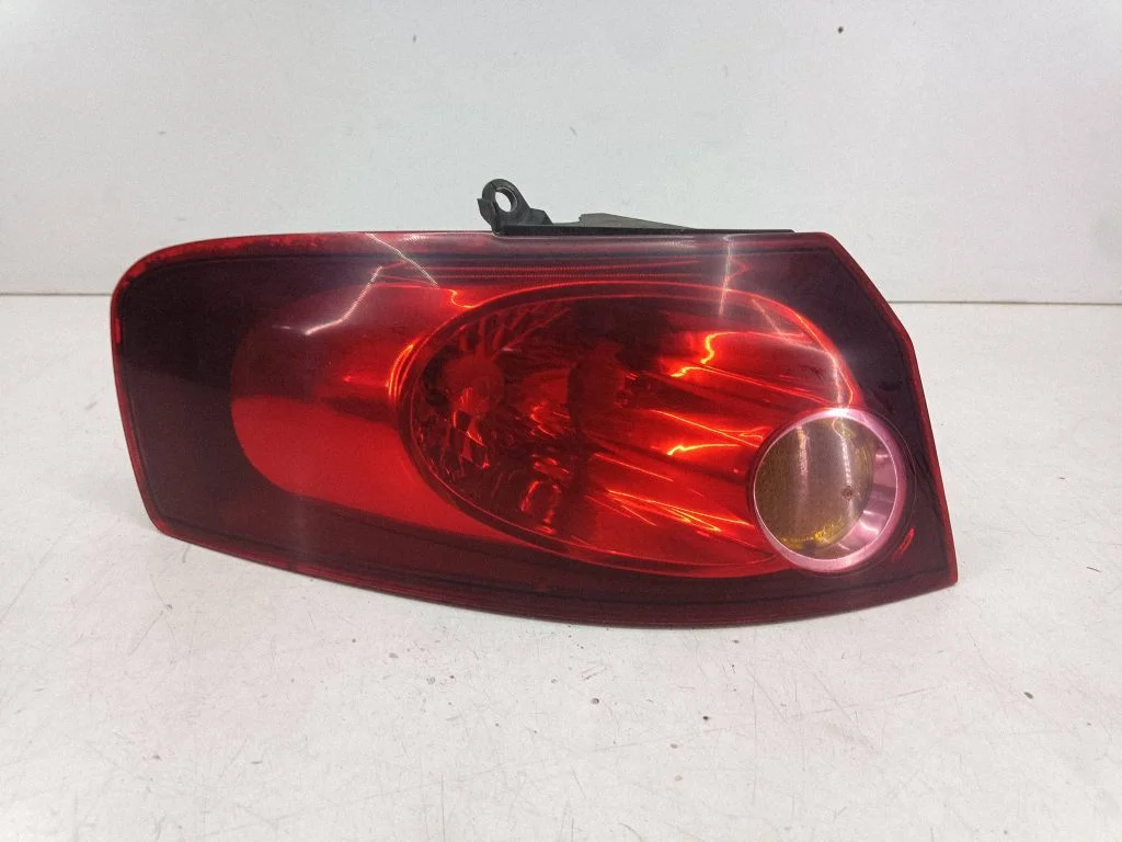 Lampa tylna w błotniku 27490102