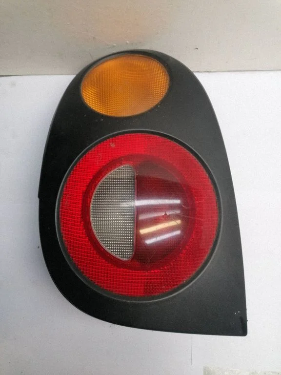 Aizmugurējais lukturis virsbūvē – Renault Megane I (1995-2002)