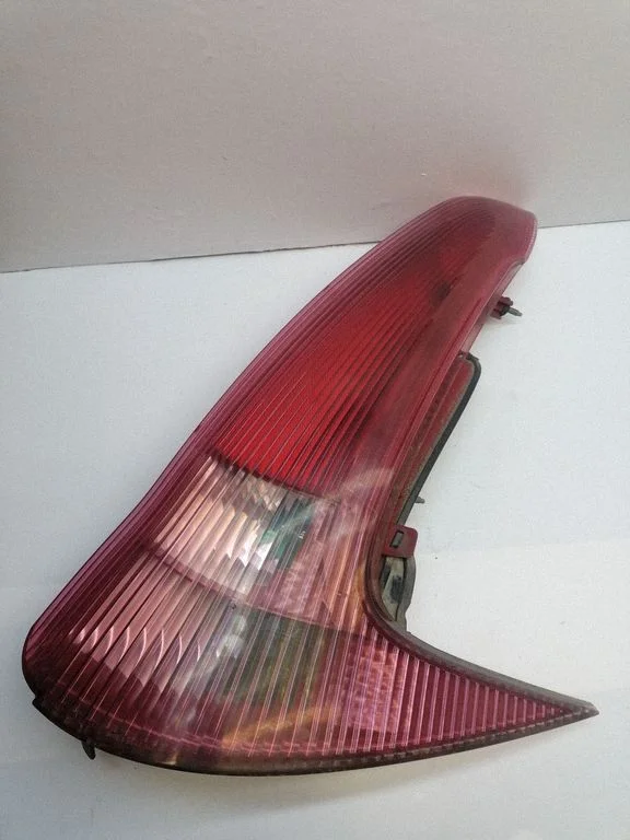 Rear/tail lights – right