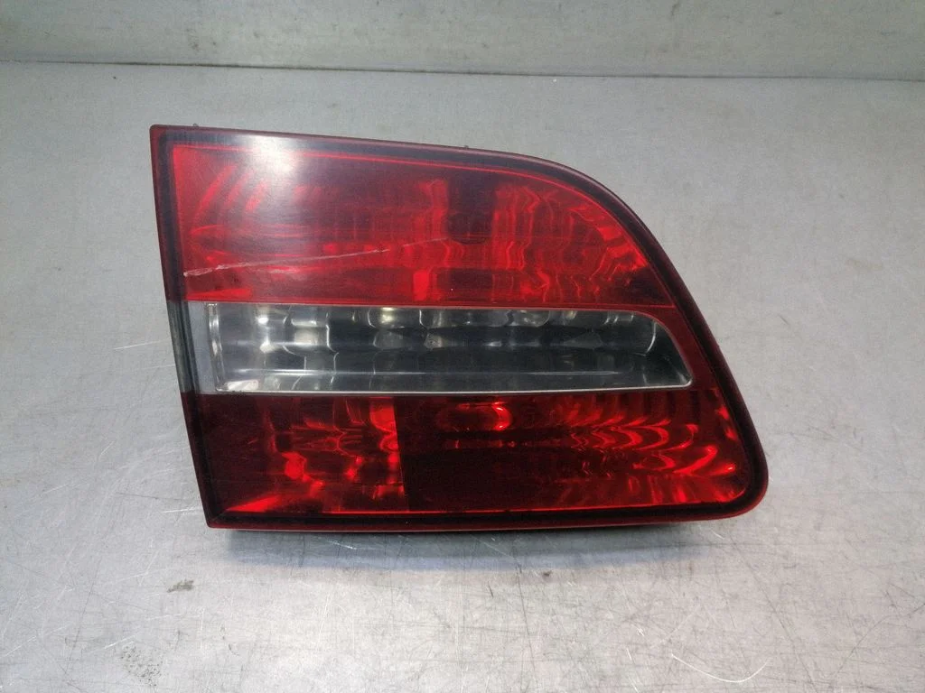Aizmugurējais lukturis bagāžnieka vākā 51717943