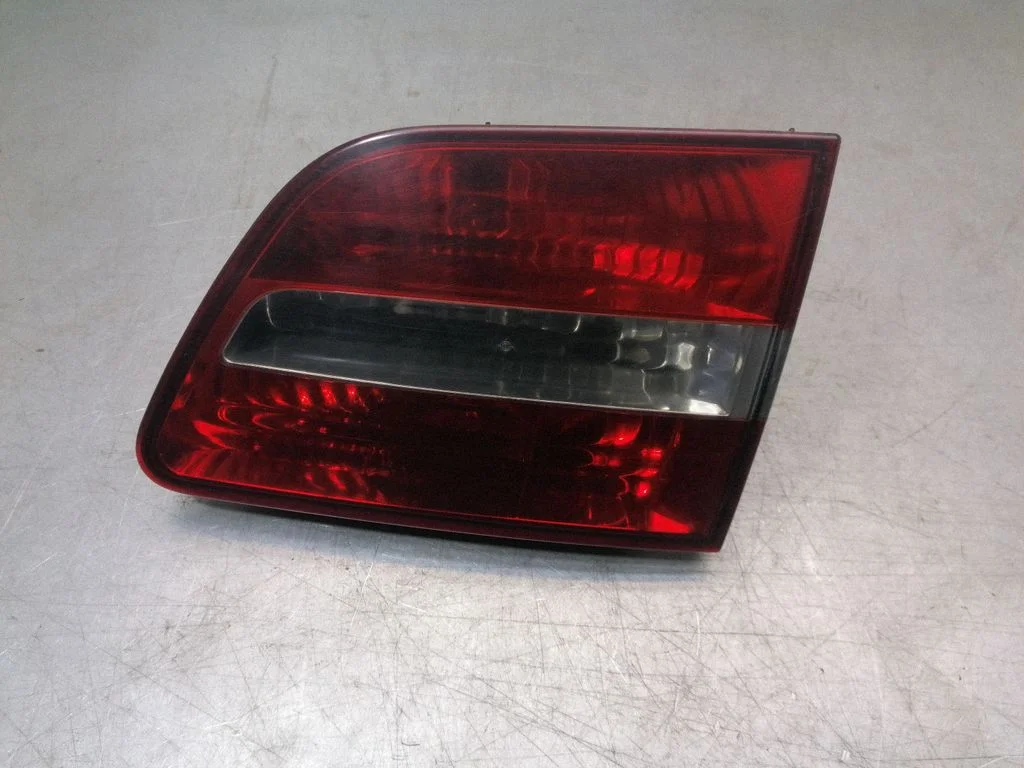 Aizmugurējais lukturis bagāžnieka vākā 51717942