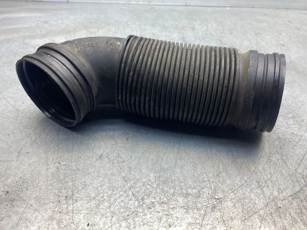 Air intake hose/pipe 1K0129684B