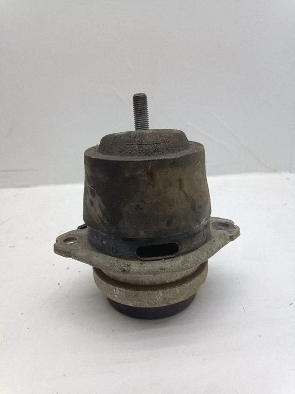 Engine mount bracket 7L0199131A