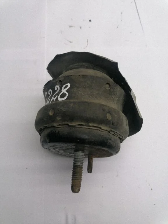 Engine mount bracket 466517
