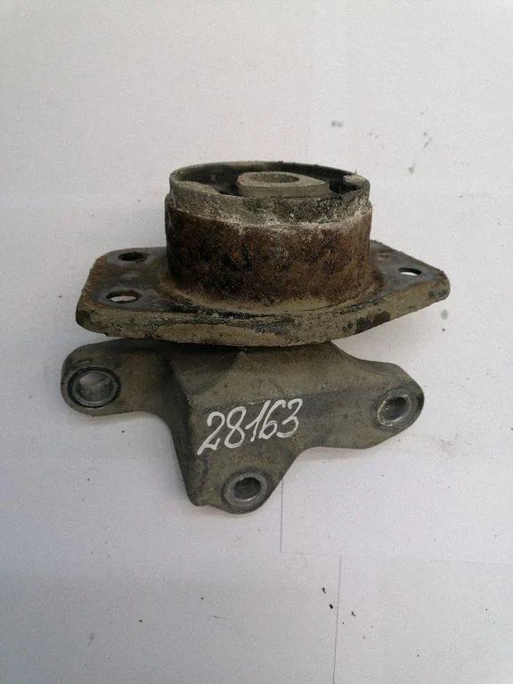 Engine mount bracket MR961611