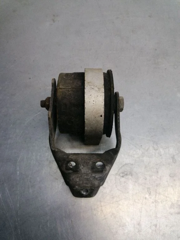 Engine mount bracket 24189624
