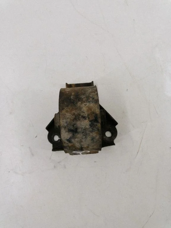 Engine mount bracket 218122E200