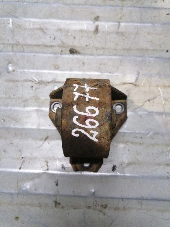 Engine mount bracket – KIA Carens II (2007-2012)
