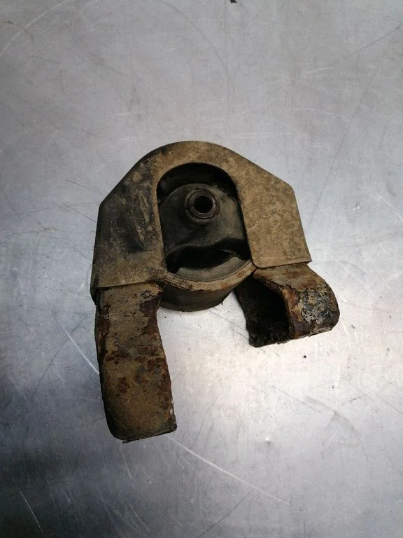 Engine mount bracket – KIA Carens II (2007-2012)