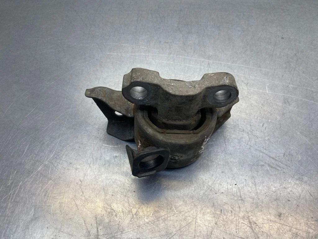 Engine mount bracket 468646740