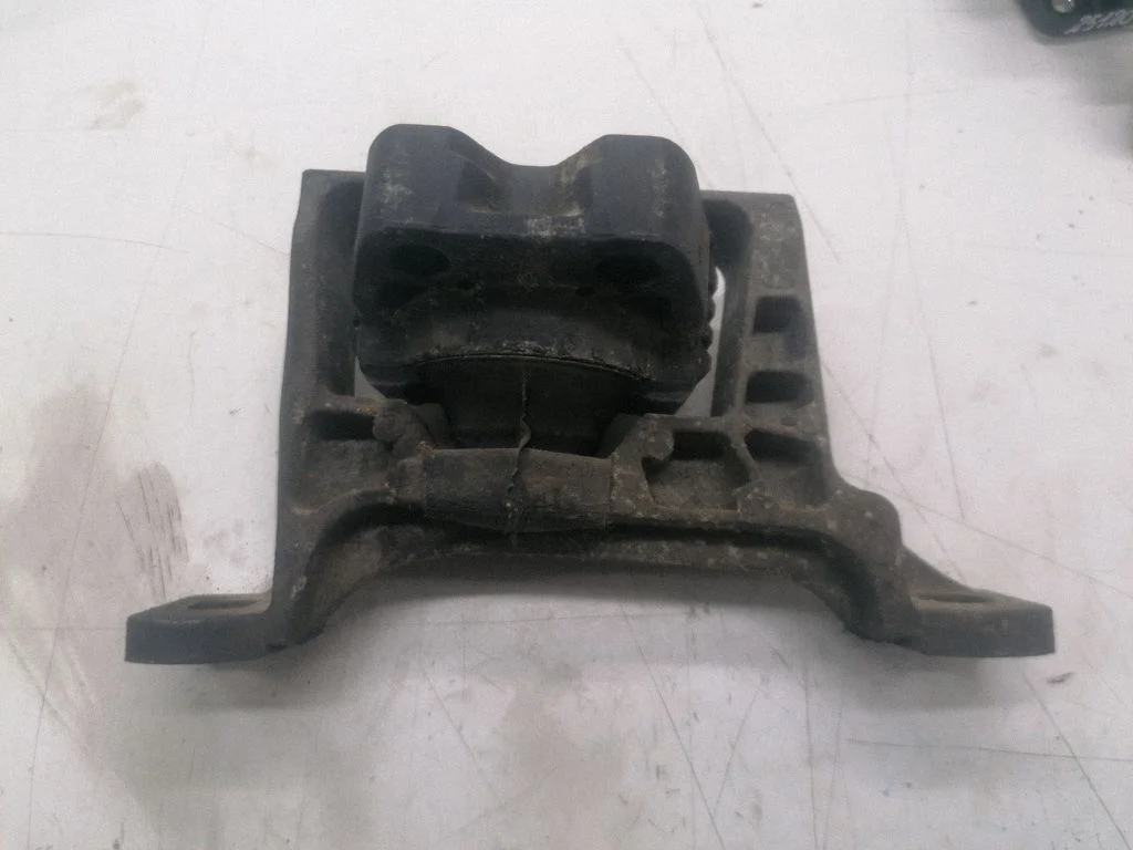Engine mount bracket 307396
