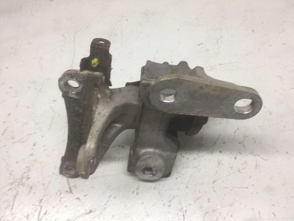 Engine mount bracket – Honda Civic (2001-2005)