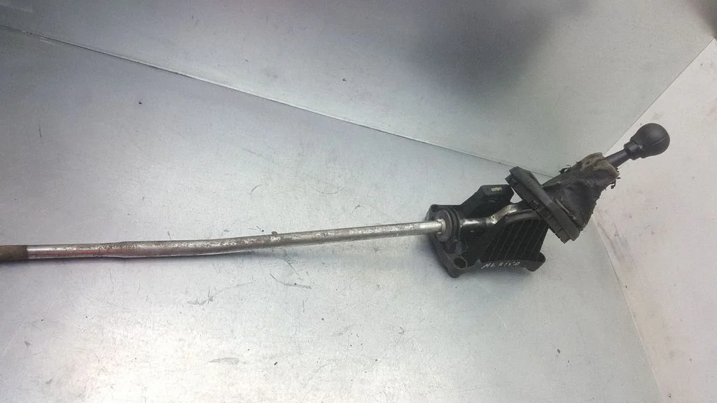 Gear selector mechanism 30657544T