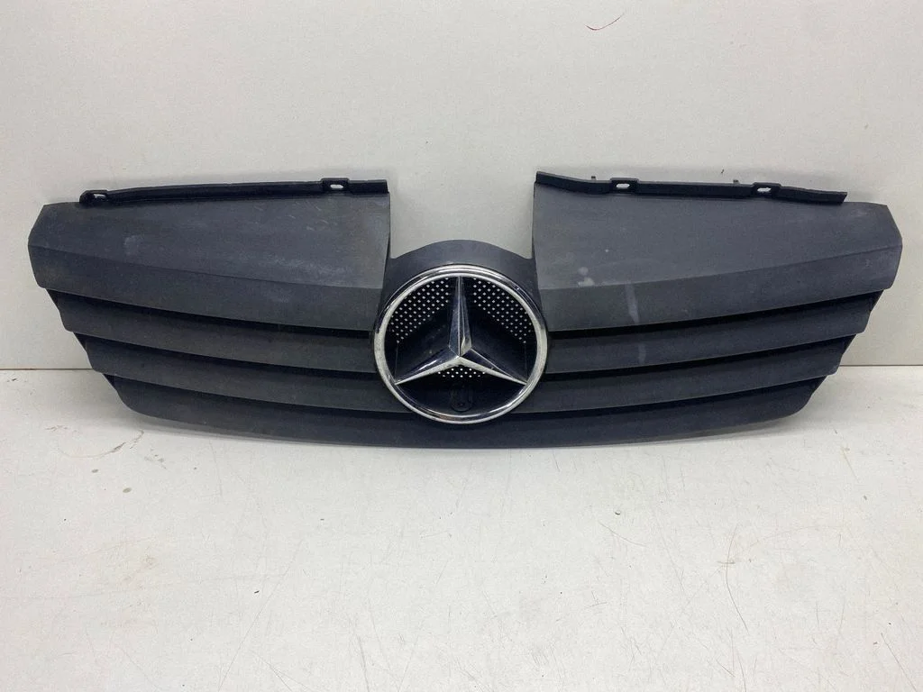 Esistange ülemine radiaatorivõre A414880085