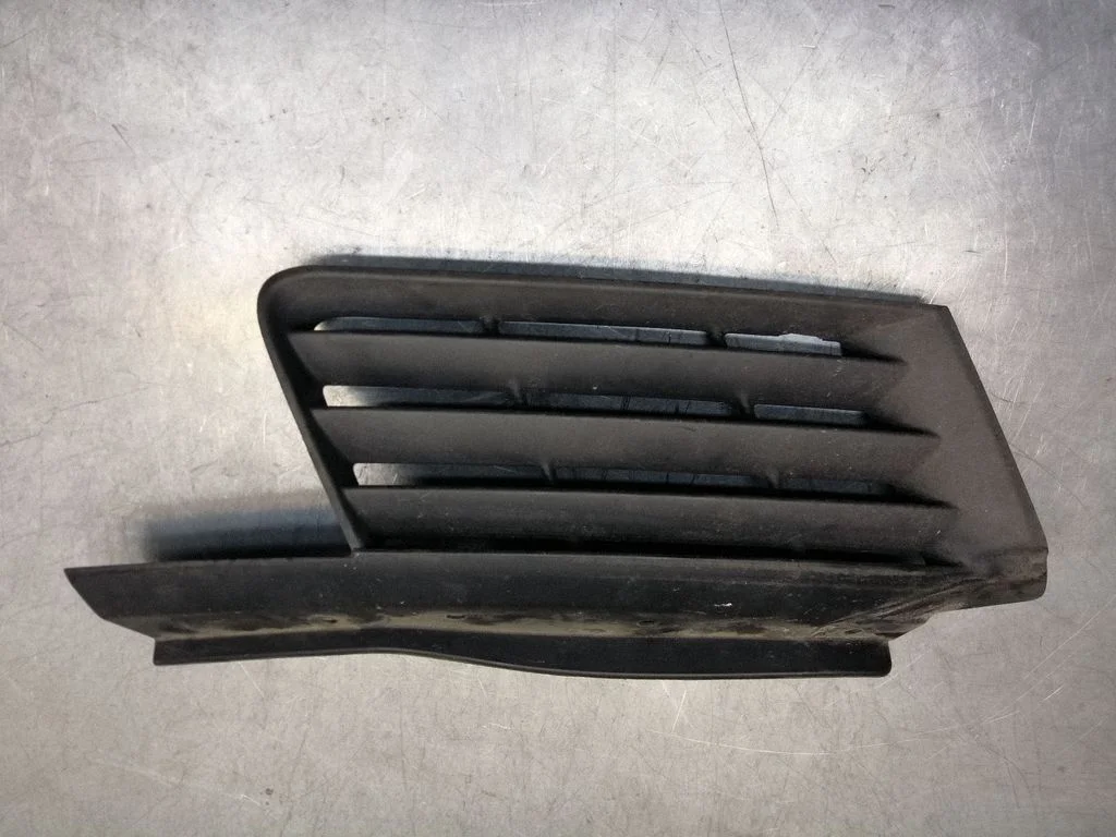 Front bumper upper radiator grill 31053M