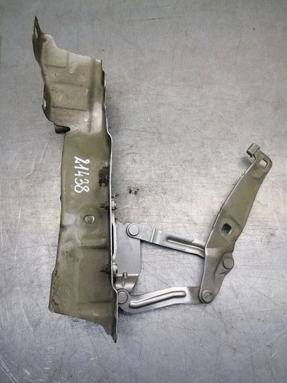 Engine bonnet/hood hinges 81662F