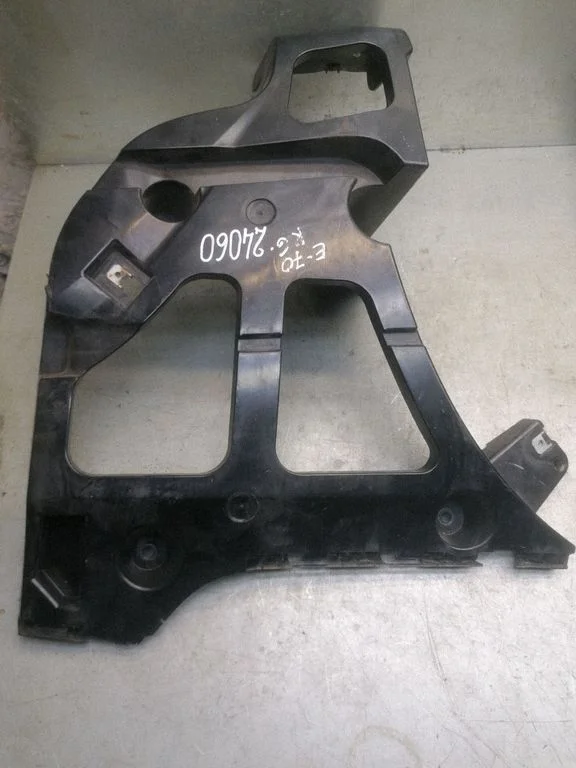 Rear bumper mounting bracket 51127227757