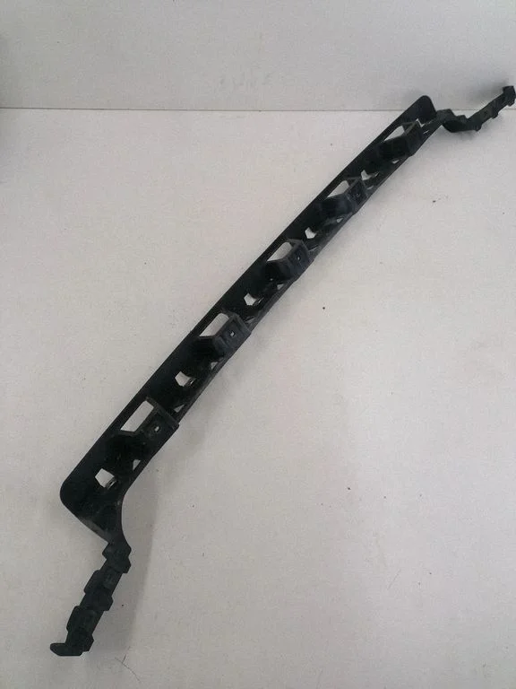 Aizmugurējā bufera turētājs 8Z0807855A